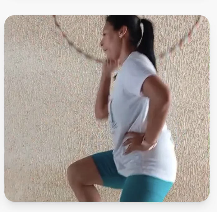 Aluna fazendo agachamento em casa